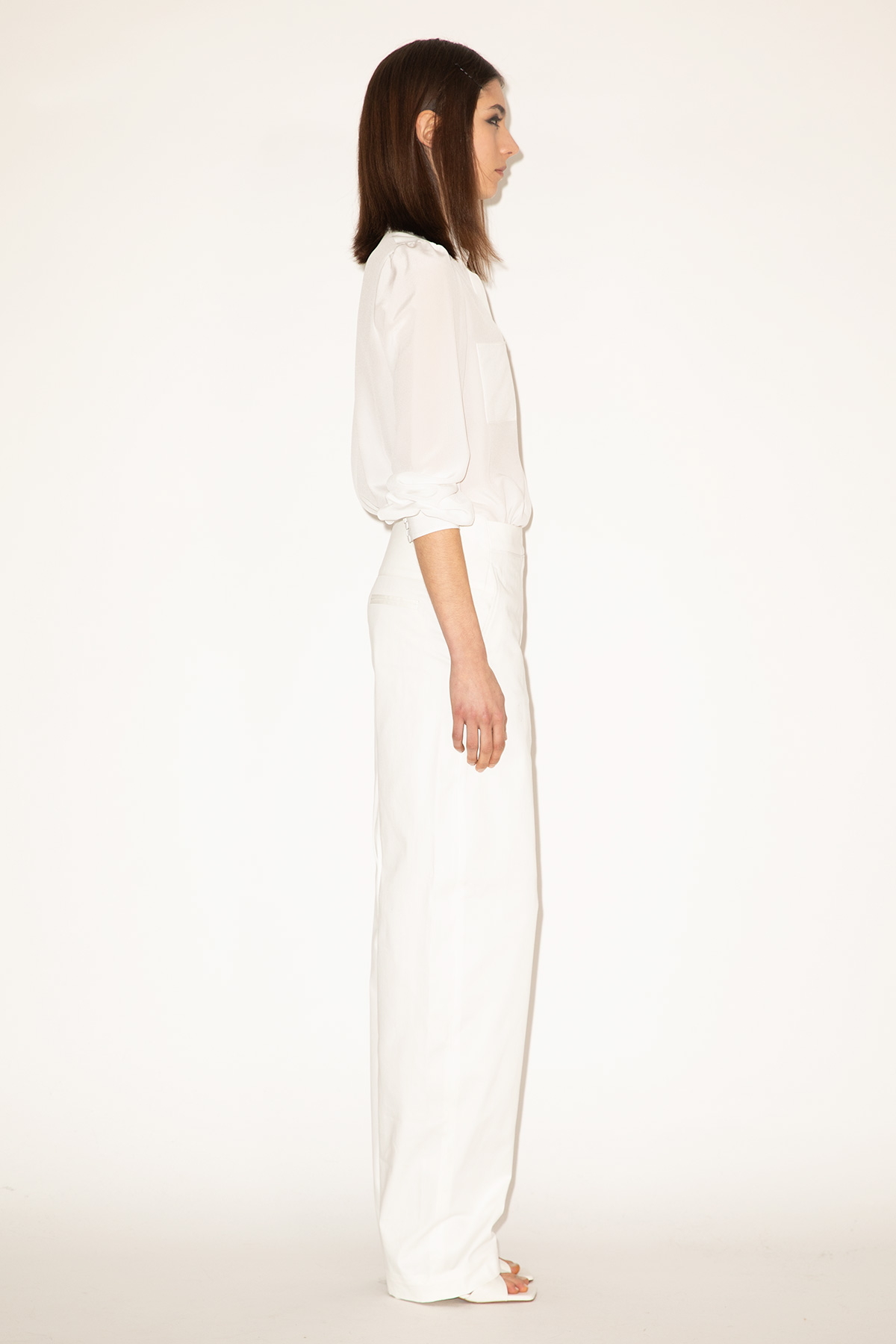 2025_DHeinrich-1549-White-Silk-Chelsea-Blouse-&-White-Barrel-Leg-Jeans-