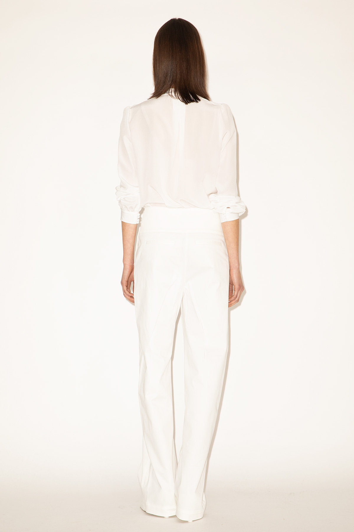 2025_DHeinrich-1554-White-Silk-Chelsea-Blouse-&-White-Barrel-Leg-Jeans-