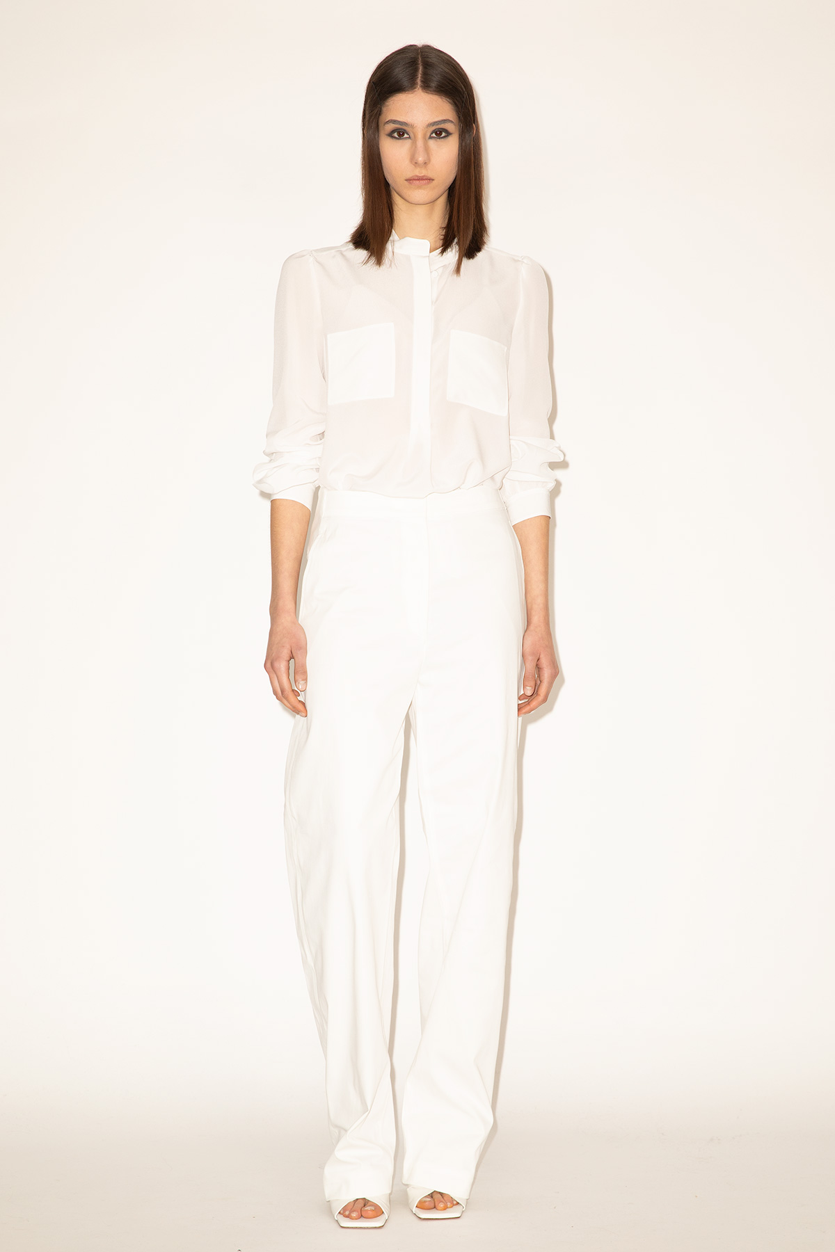 2025_DHeinrich-1545B-White-Chelsea-Blouse-&-White-Barrel-Leg-Jeans