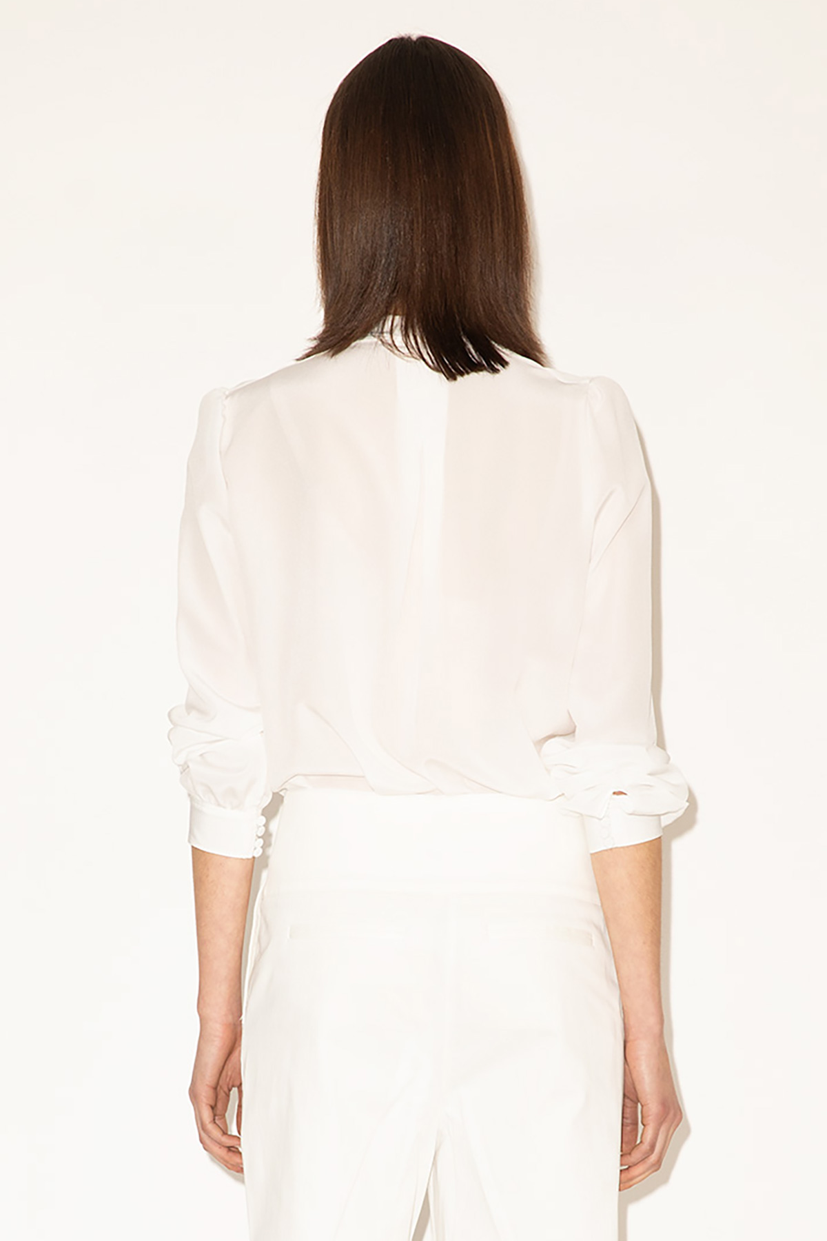 2025_DHeinrich-1554B-White-Silk-Chelsea-Blouse-&-White-Barrel-Leg-Jeans-