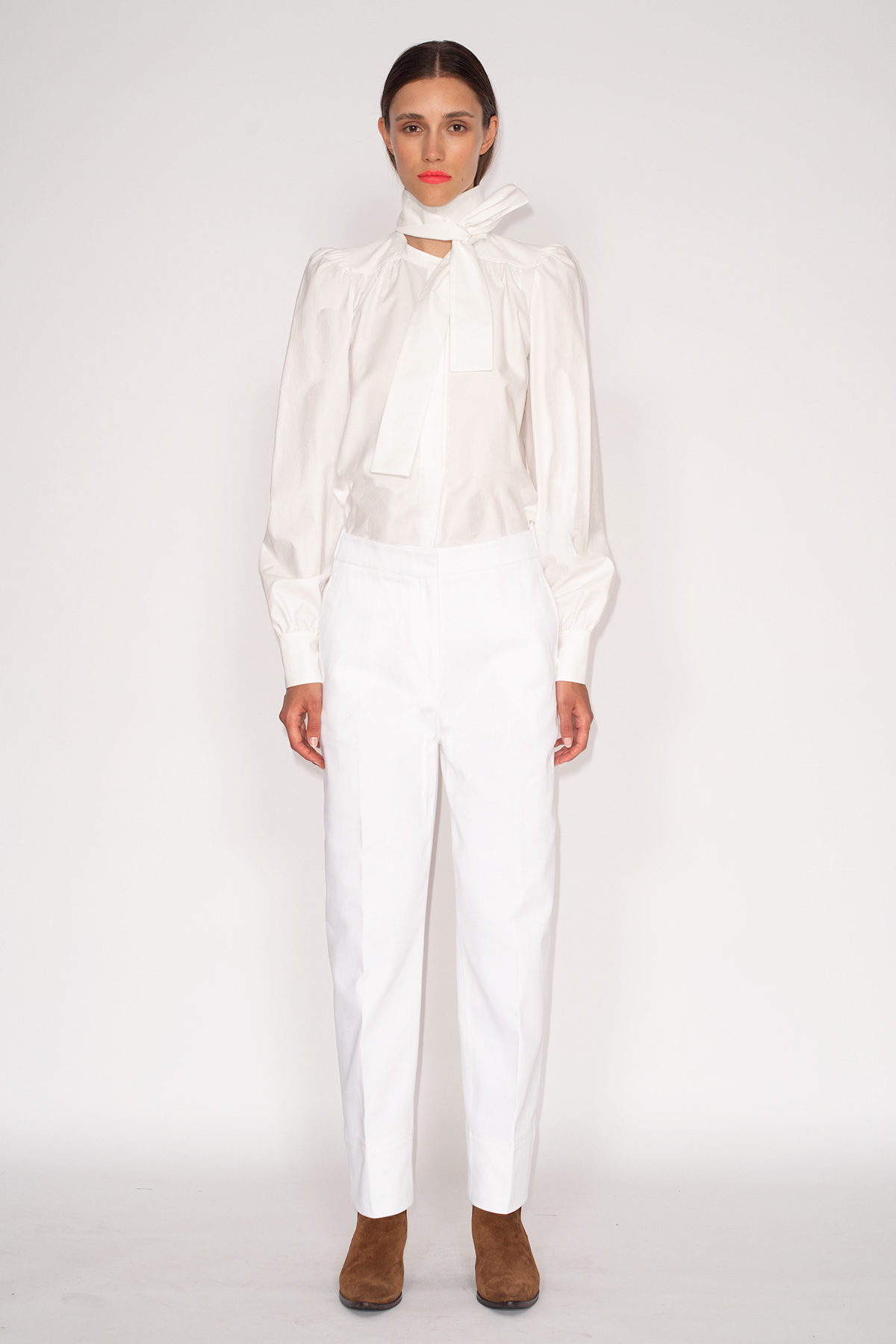 White-Cotton-Rodeo-Blouse-&-White-Cropped-Barrel-Leg-Jeans-1598